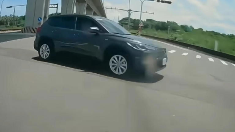楊女遭路口欲左轉長榮轎車猛撞上。（圖／翻攝自家屬臉書）
