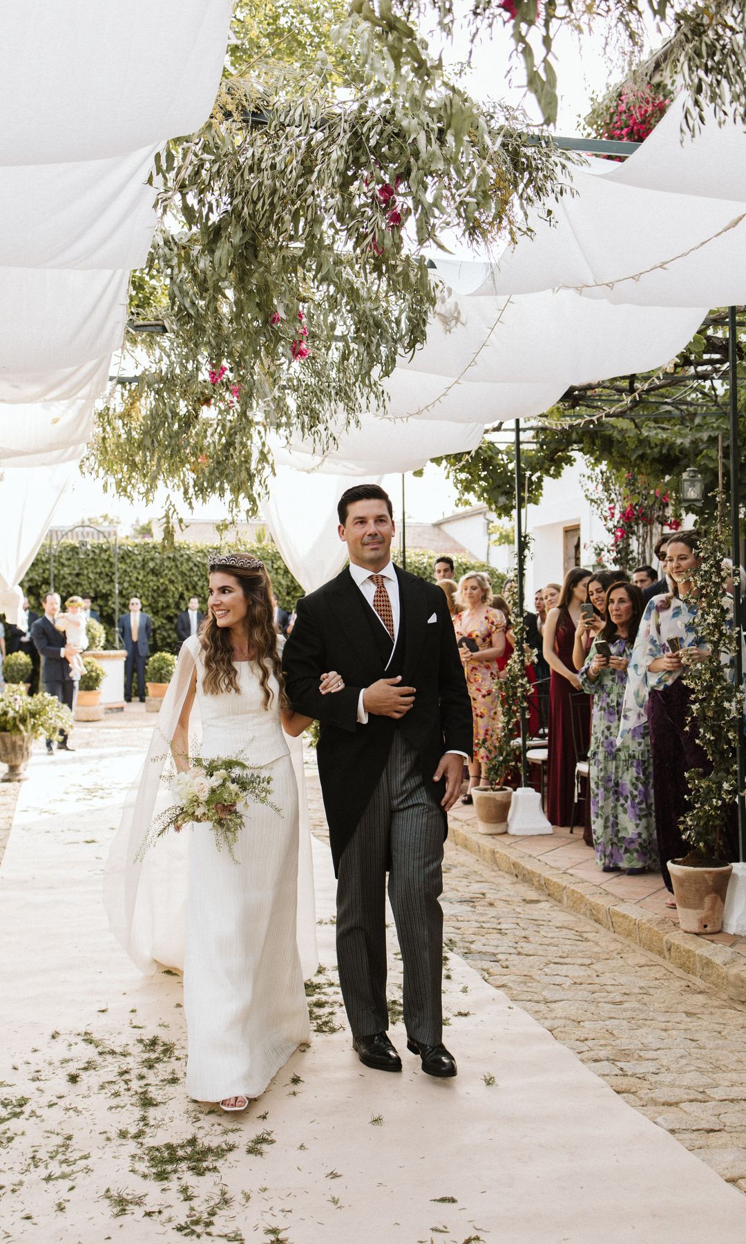 La alta sociedad toledana acude a la boda de Carolina y Jorge, hijo del  presidente de CECAM, Ángel Nicolás: todas las fotos, image size:768x1280
