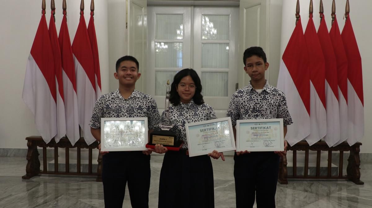 Pramono Serahkan Piala Gubernur ke Juara Teka-Teki Gen Alpha, SMP N 115 Makassar