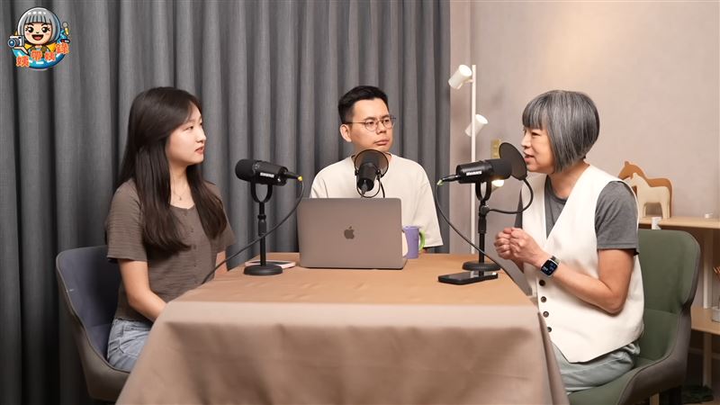 范琪斐（右）談及賀瓏事件，坦言接獲許多知情者爆料內幕。（圖／翻攝自范琪斐的美國時間YouTube）