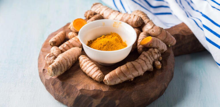 الكركم الطازج والمطحون