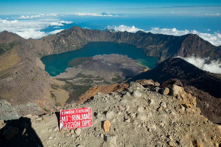 Gunung Rinjani dengan ketinggian 3.726 mdpl, masuk kedalam Seven Summits Indonesia.