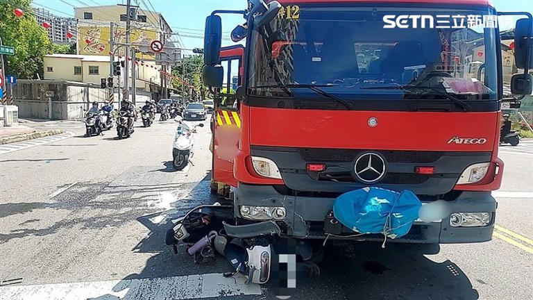 消防車出勤過程與女騎士發生擦撞，車禍原因及肇責待釐清。（圖／翻攝畫面）