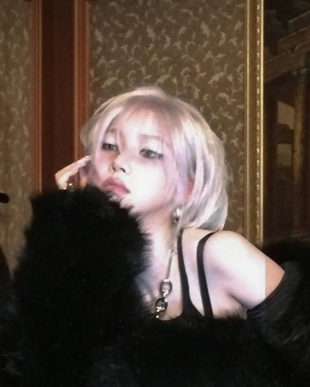 aespaカリナ、「Dirty Code」オフショット公開…金髪ショートで退廃的な