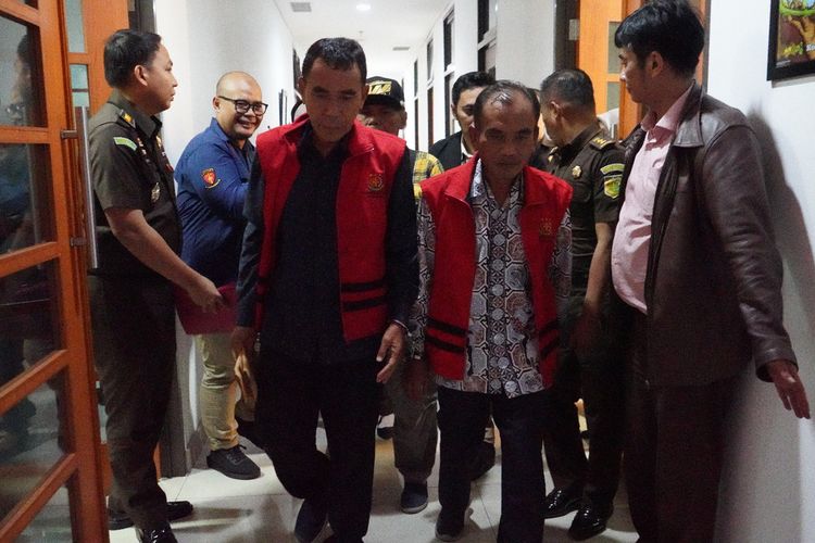 Penyidik Kejaksaan Tinggi Jawa Barat menetapkan dan menahan tiga orang tersangka dalam perkara dugaan tindak pidana korupsi penyaluran kredit fiktif di Bank Perkreditan Rakyat (BPR) Karya Remaja Indramayu (BPR-KRI), yang terjadi dalam rentang waktu 2013 hingga 2021. Akibat perbuatan tersebut, negara ditaksir mengalami kerugian mencapai Rp.139,6 miliar.