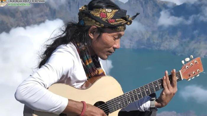 EVAKUASI JULIANA MARINS-Agam Rinjani adalah rescuer yang melakukan evakuasi jasad Juliana Marins dan dianggap pahlawan oleh netizen Brasil. Dia disorot Timsar karena open donasi.