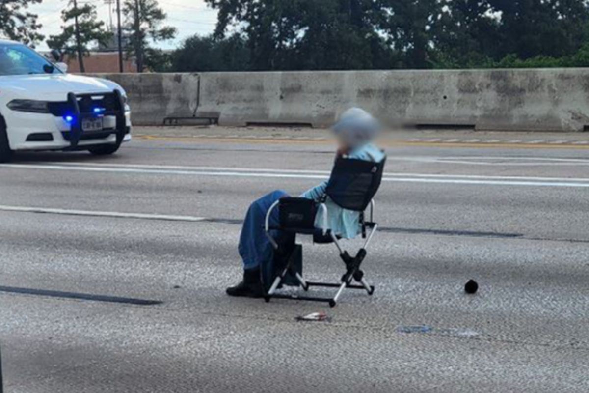 64-year-old woman pulls out a gun and a lawn chair and blocks Texas ...