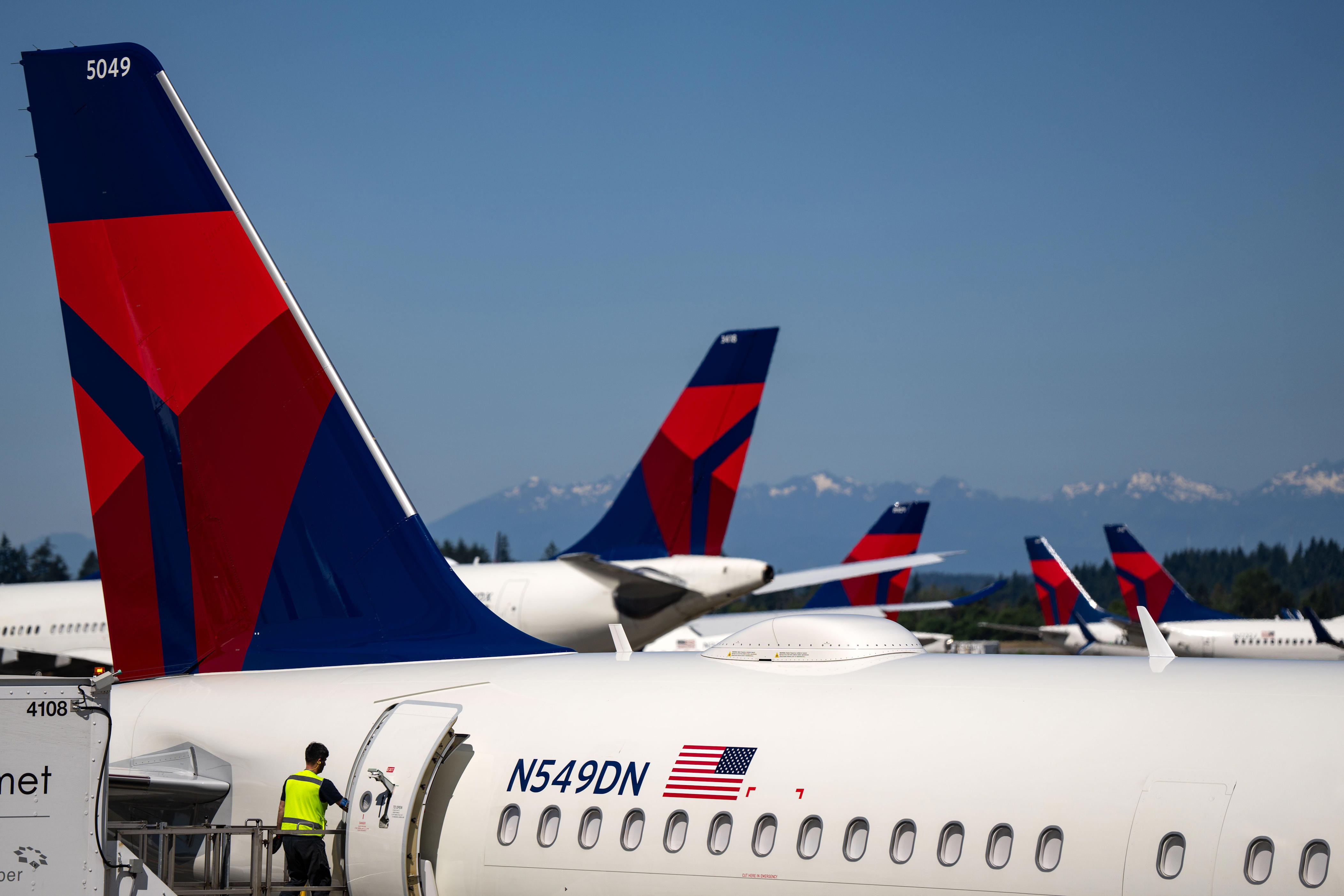 Delta flight's emergency landing leaves passengers stuck on volcanic(02)