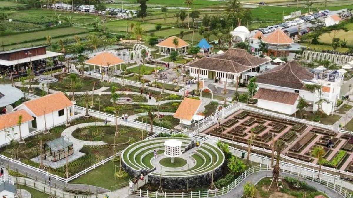 In Gunung Kidul, Yogyakarta, there is Obelix Hills with a beautiful view. This is the ticket price during the holiday season.