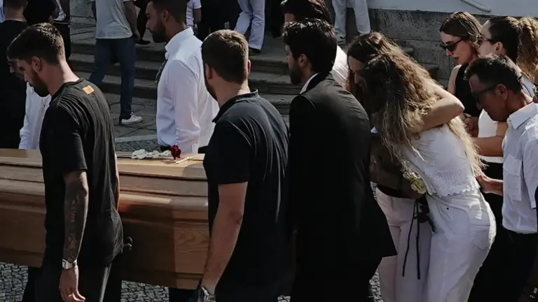 Dolor y devastación en el funeral del futbolista Diogo Jota: Las  desgarradoras imágenes del último adiós en Portugal
