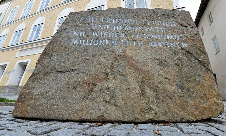 La pierre commémorative devant la maison natale d'Adolf Hitler à Braunau am Inn, le 27 septembre 2012 AP Photo