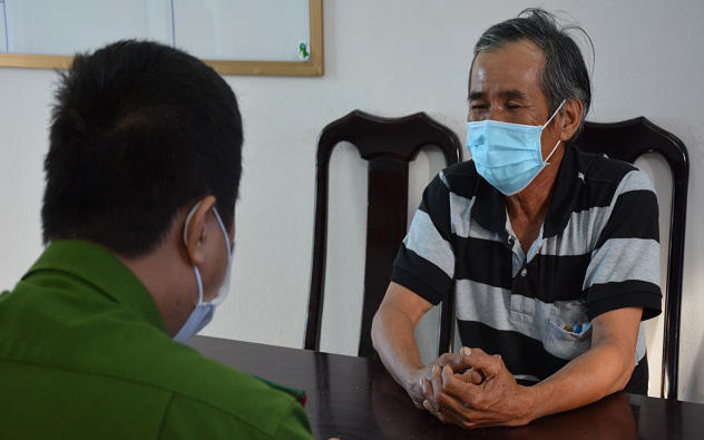 Trên đường đi vườn về thì bị đâm chết, chiếc rìu còn trên ngực
