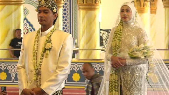 Megawati Hangestri and Dio Asyik Dance to Stecu until Singing Javanese Songs at the Wedding Reception