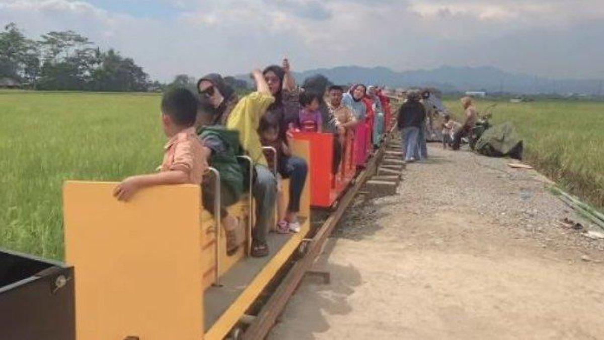 In Bandung, West Java, there is Dangdeur Van Java, ride an old train with beautiful views, perfect for a weekend.