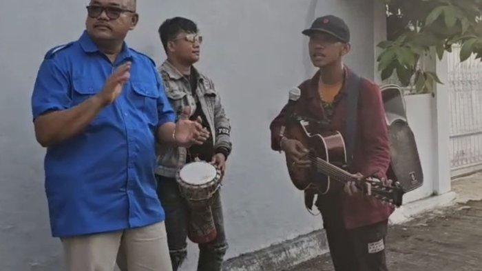 PENYANYI ASAL PRABUMULI- Junaidi Indonesian Idol (bergitar) dicoba bernyanyi oleh Kadis Dinsos Kota Bengkulu, Sahat M. Situmorang, Kamis (4/7/2025).