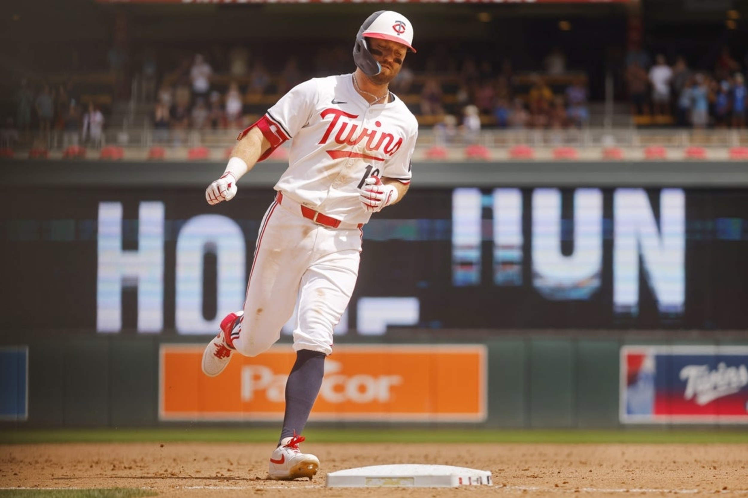 Twins secure comeback win over Rays on walk-off bunt