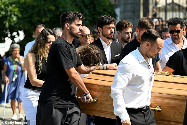 Rute rested her head on the coffin of her late husband as it was carried to the church