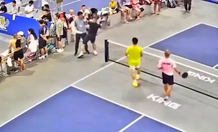 Hành động phi thể thao của VĐV Vũ Gia C. (áo đen) với trọng tài pickleball - Ảnh: Cắt từ video
