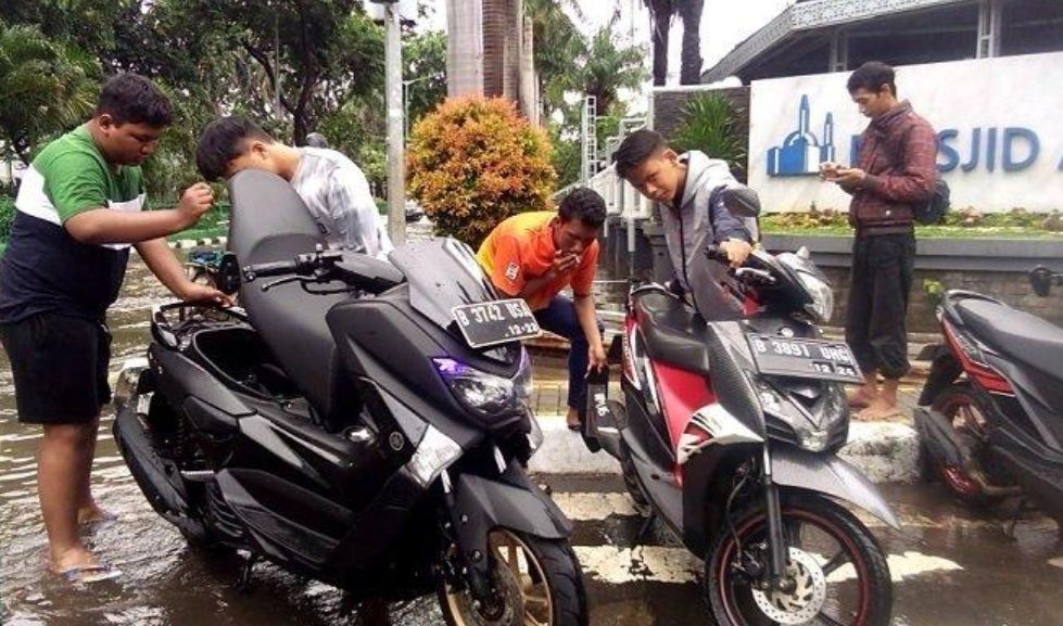 Mesin Mati Tenggelam Banjir, Benarkah Kabel Busi Perlu Diganti?