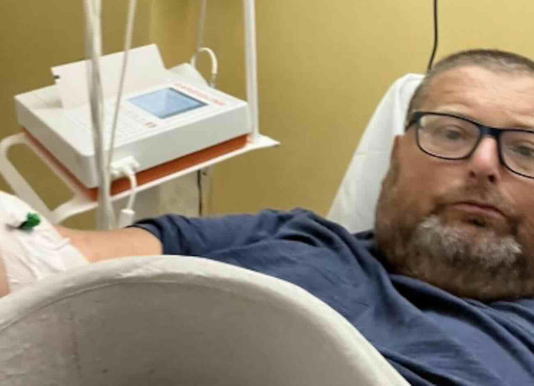 Mario Adinolfi in ospedale, il tracollo appena tornato dall'Isola dei  famosi: «Ho perso quattro casse d'acqua»