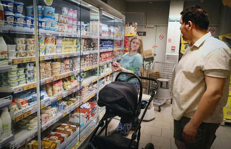 Sergueï Dioujikov et Maria Tiabout font leurs courses dans un magasin de Mytichtchi, une ville de 300.000 habitants au nord-est de Moscou, le 17 juin 2025
