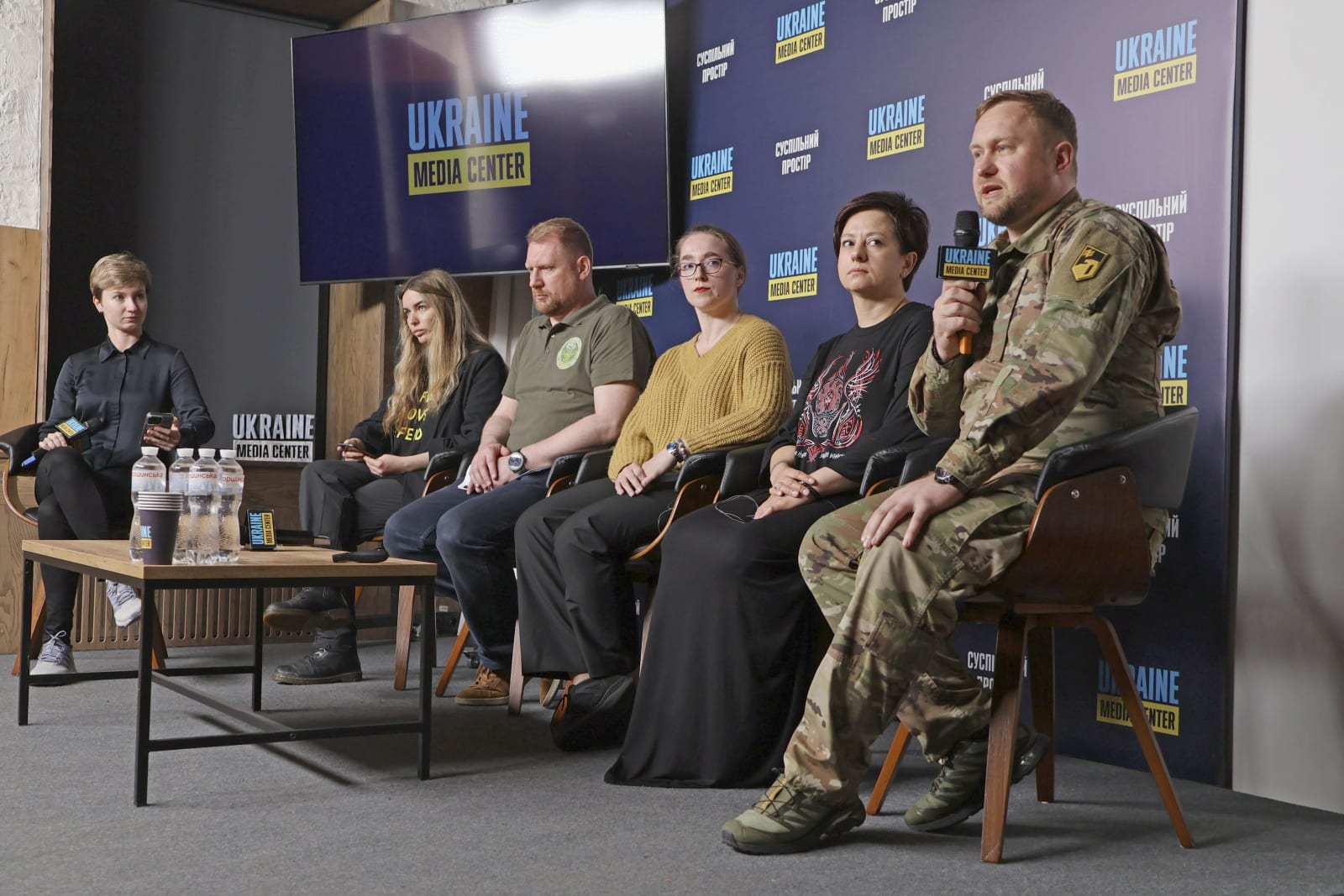 ウクライナ兵捕虜の証言をまとめたウェブサイト開設について記者会見する関係者ら＝5月、キーウ（共同）