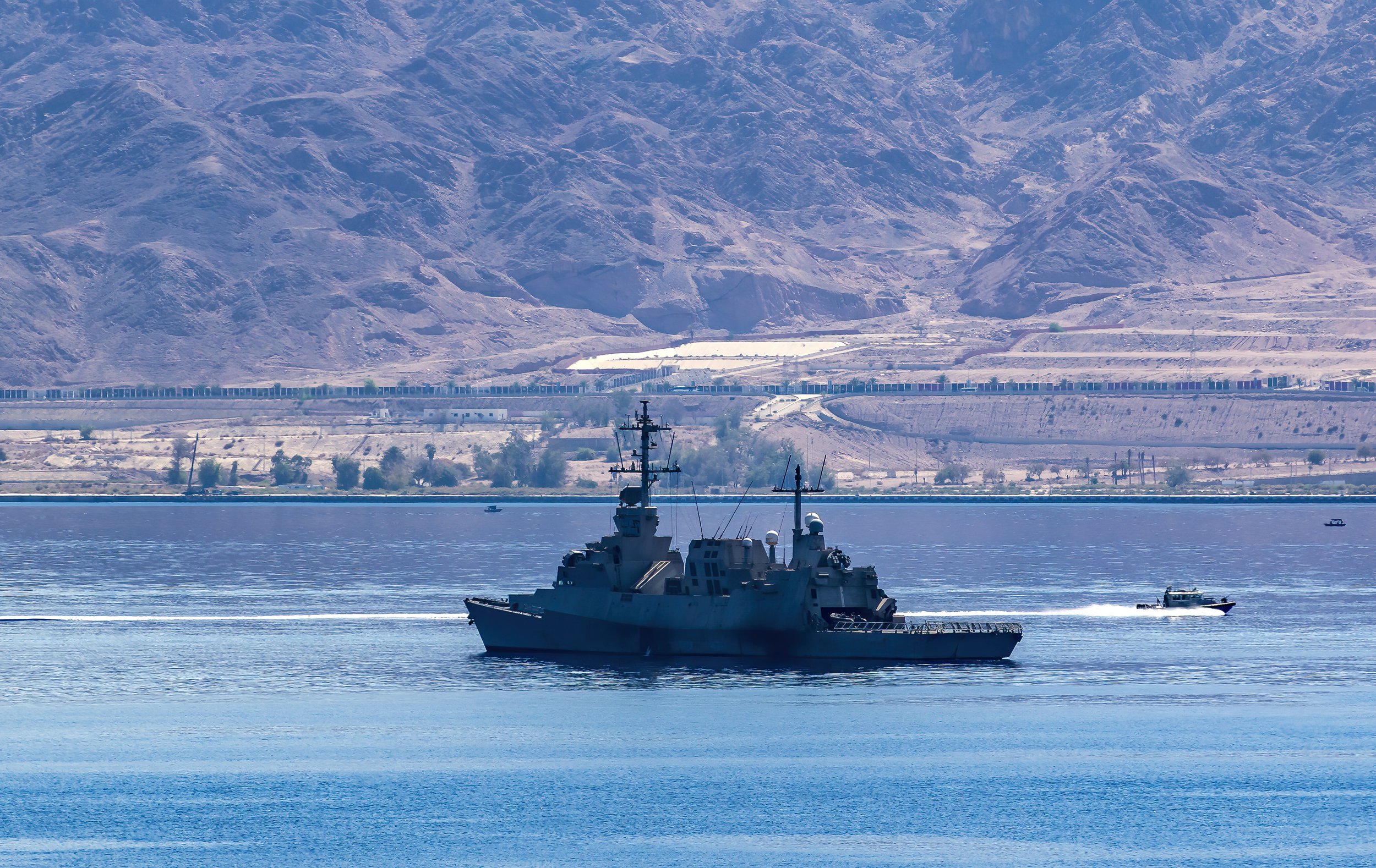 Ship 39 s crew bailing into Red Sea - AA1I414U.img