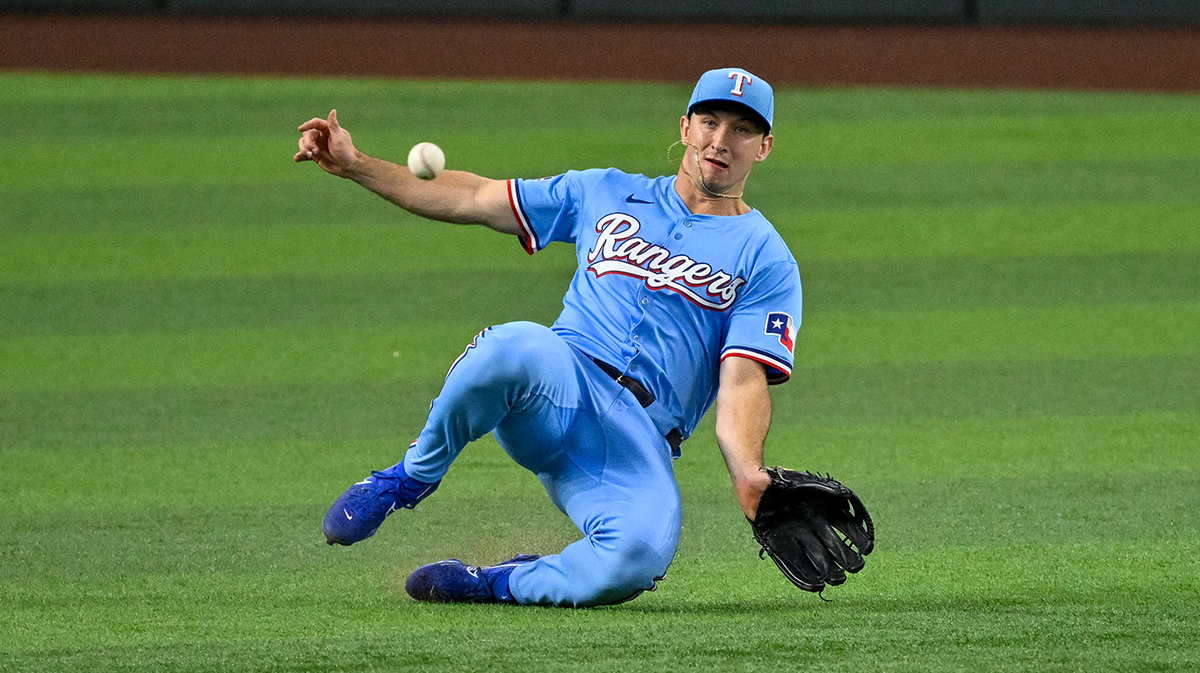 Rangers' Wyatt Langford makes insane sliding grab vs. Padres