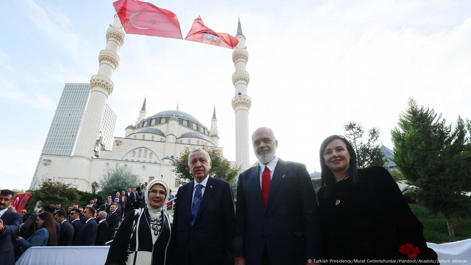 Президент Турции Реджеп Тайип Эрдоган и его супруга Эмине Эрдоган встретились с премьер-министром Албании Эди Рамой и его супругой Линдой Рамой на открытии мечети Намазгах в Тиране, Албания