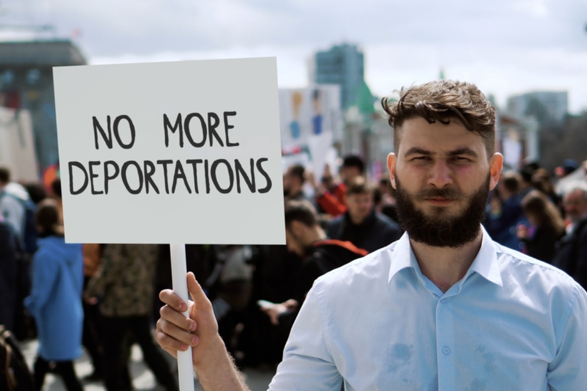 Grupo de inmigrantes caminando en busca de seguridad.