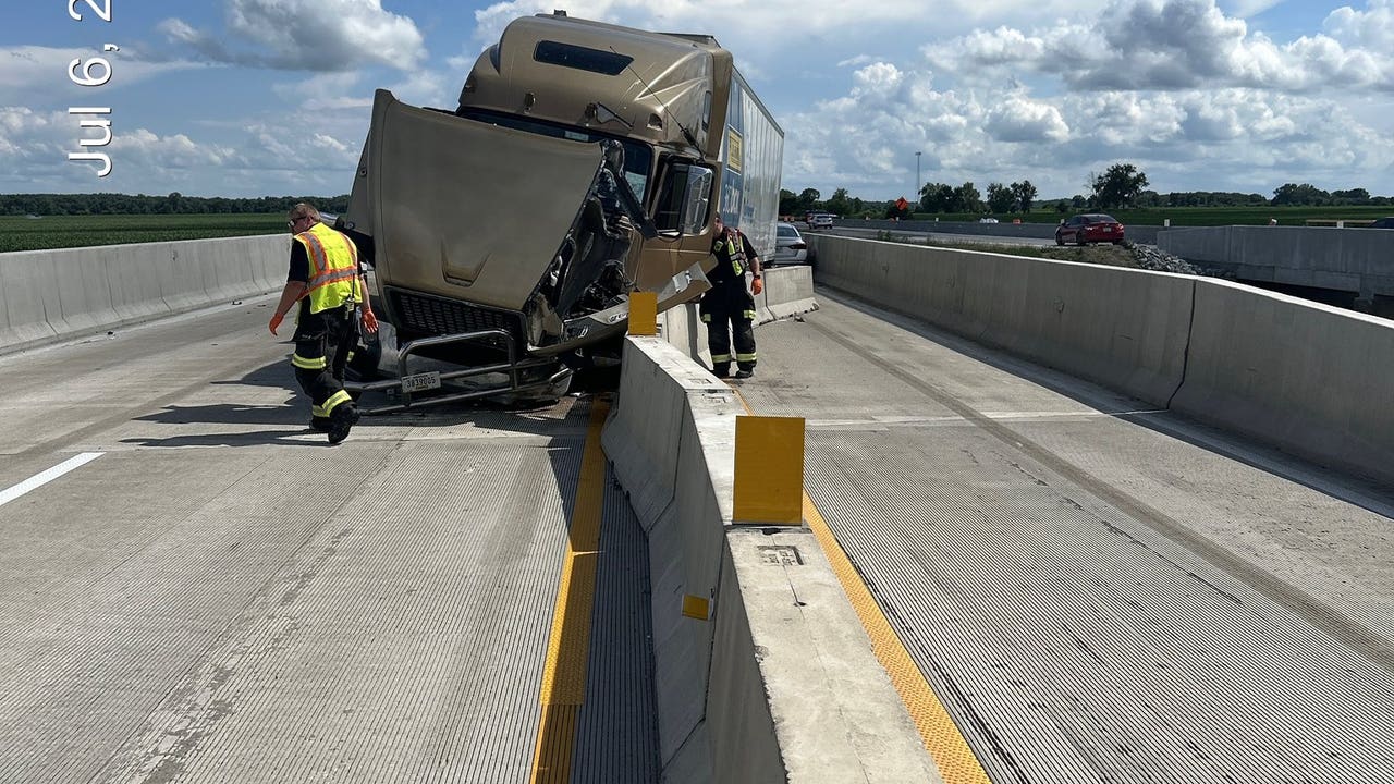 All lane blocked on I 65 due to - AA1I4XkG.img