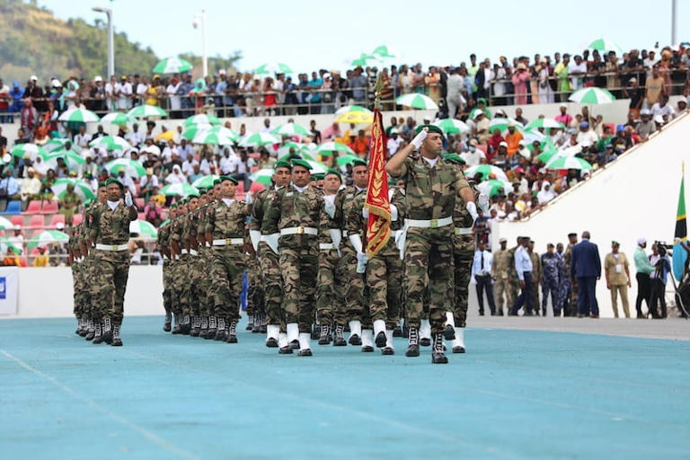 Les FAR participent à un défilé militaire aux Comores