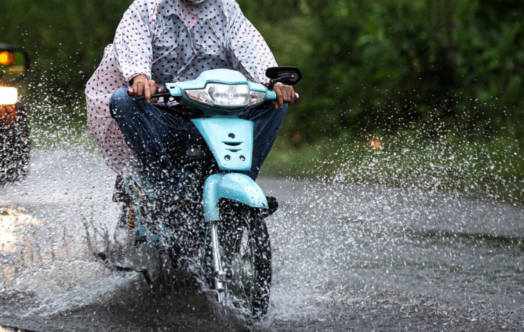 5 Bahaya Pakai Jas Hujan Ponco Saat Naik Motor