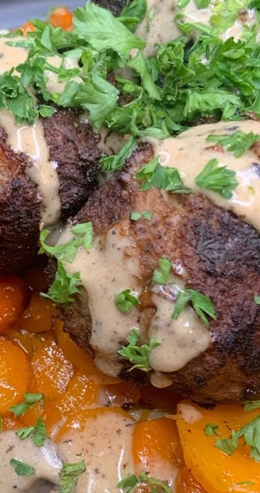 Hackbällchen mit Karottengemüse und Kartoffelpüree in einer ...