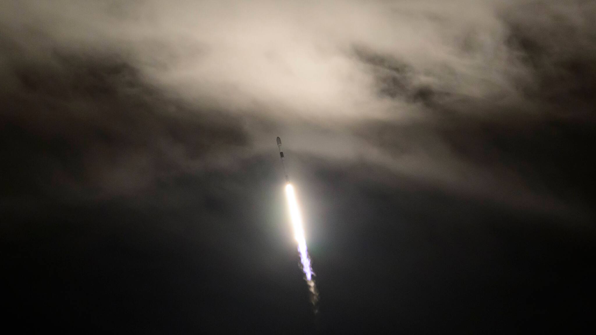 Weltraumbestattung endet tragisch: Nyx-Kapsel mit Asche von 166 ...