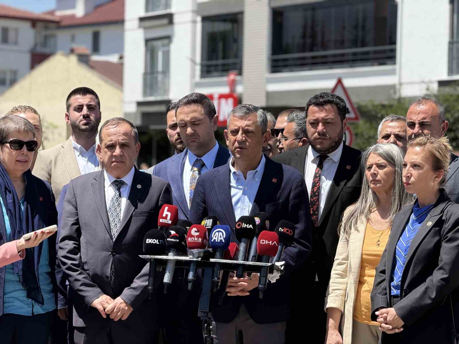 HP GENEL BAŞKANI ÖZGÜR ÖZEL, BOLU KARTALKAYA'DAKİ GRAND KARTAL OTEL YANGINI FACİASI DAVASINA KATILMAK ÜZERE KENTE GELDİ.