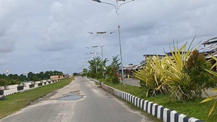 Hati-hati Ada Lubang di Jalan Poros Area Pasar Bobong Taliabu