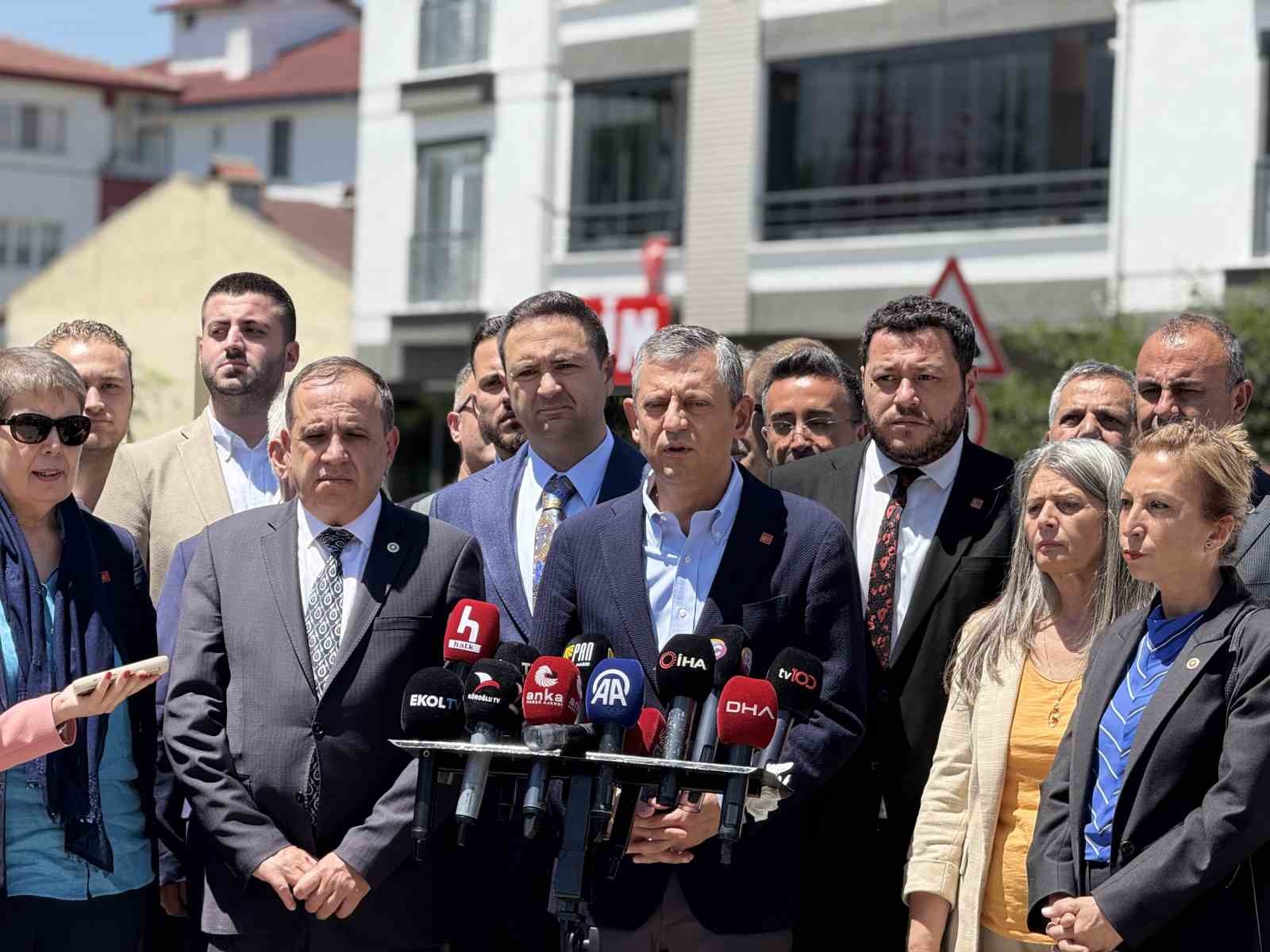 HP GENEL BAŞKANI ÖZGÜR ÖZEL, BOLU KARTALKAYA'DAKİ GRAND KARTAL OTEL YANGINI FACİASI DAVASINA KATILMAK ÜZERE KENTE GELDİ.