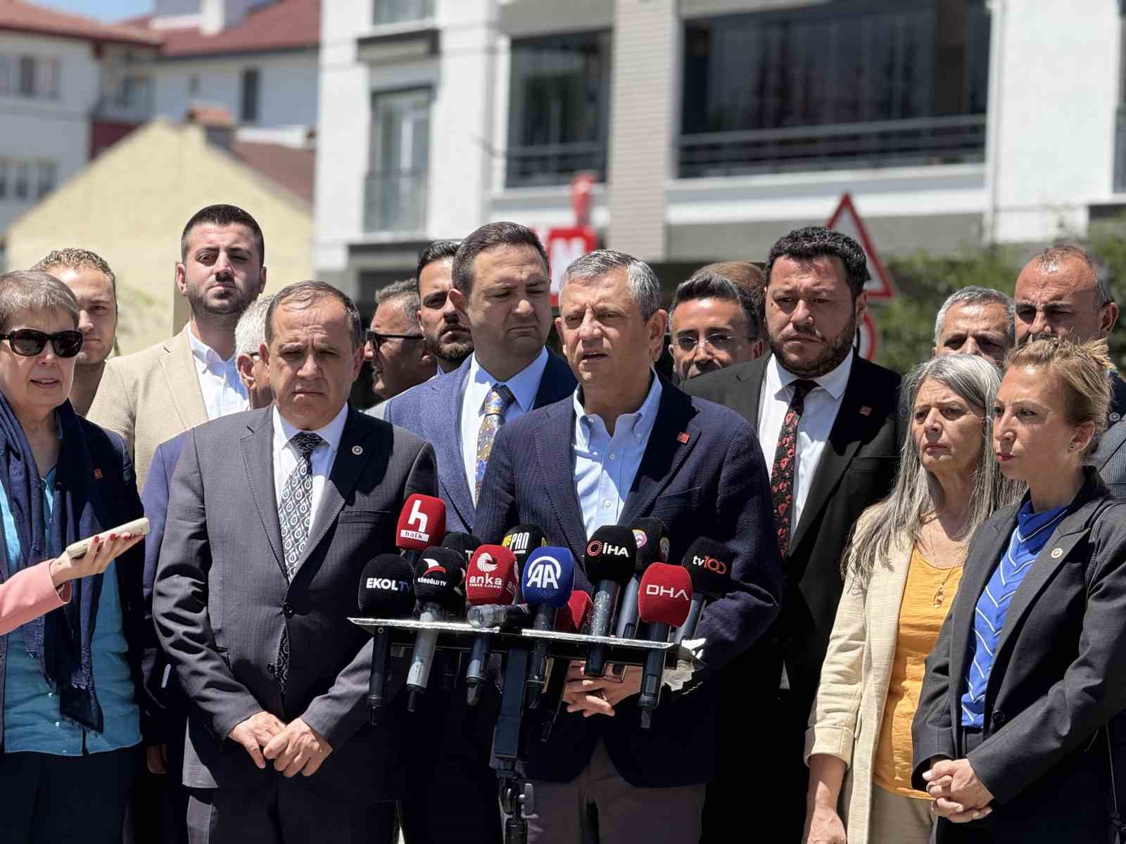 HP GENEL BAŞKANI ÖZGÜR ÖZEL, BOLU KARTALKAYA'DAKİ GRAND KARTAL OTEL YANGINI FACİASI DAVASINA KATILMAK ÜZERE KENTE GELDİ.