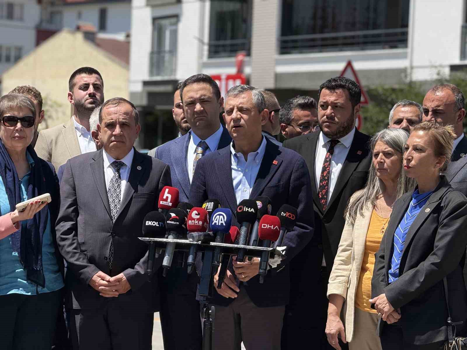 HP GENEL BAŞKANI ÖZGÜR ÖZEL, BOLU KARTALKAYA'DAKİ GRAND KARTAL OTEL YANGINI FACİASI DAVASINA KATILMAK ÜZERE KENTE GELDİ.