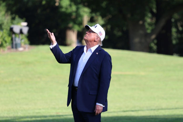 O presidente americano, Donald Trump, fez um gesto enquanto observa a bandeira dos EUA, no gramado sul da Casa Branca, em Washington, DC, em 6 de julho de 2025