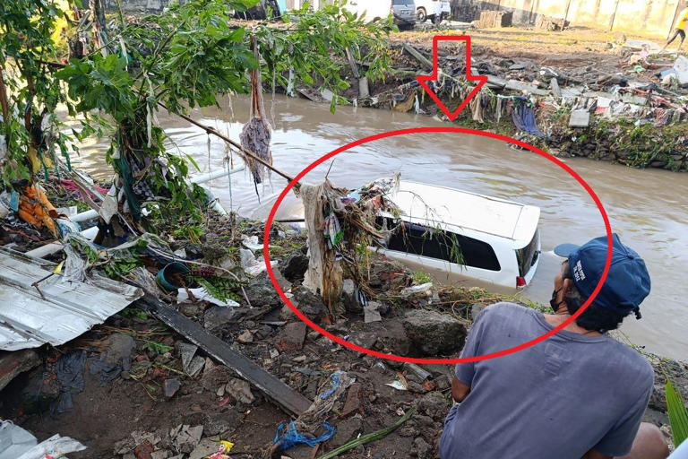 Dalam lingkaran merah dan ditunjuk tandah panah adalah Toyota Kijang Innova yang hanyut ke sungai ancar, kota Mataram, Nusa Tenggara Barat bersama empat mobil lain