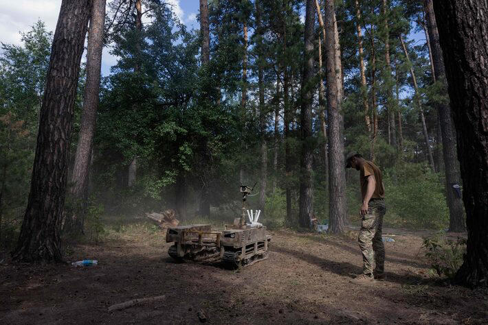 Um veículo de combate não tripulado é fotografado durante um treinamento militar organizado pelos soldados ucranianos na região de Kyev em 12 de julho de 2025, em meio à invasão russa da Ucrânia Foto: Tetiana Dzhafarova/AFP