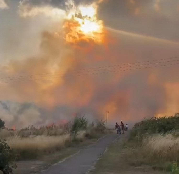 A huge grass fire blocks out the sun as firefighters try to tackle blaze (Credits: UKNIP)
