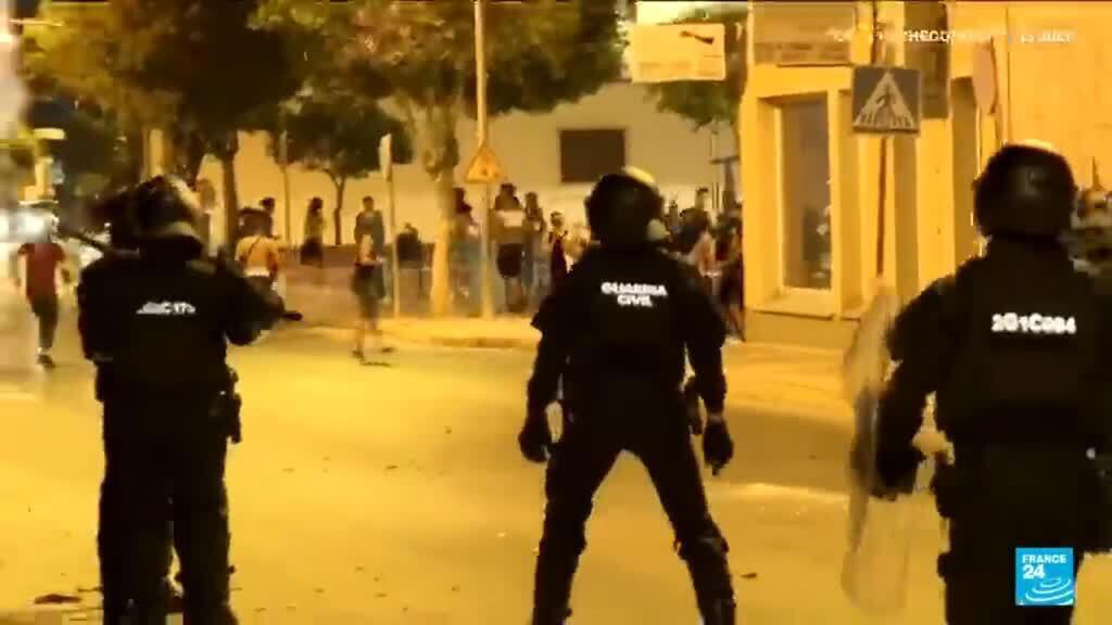 Far right groups and migrants clash in southeastern Spain town Far right groups and migrants clash in southeastern Spain town