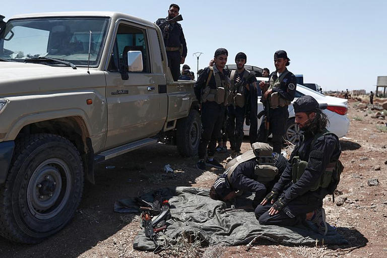 Forças leais ao atual governo sírio fazem a oração do meio-dia AP Photo