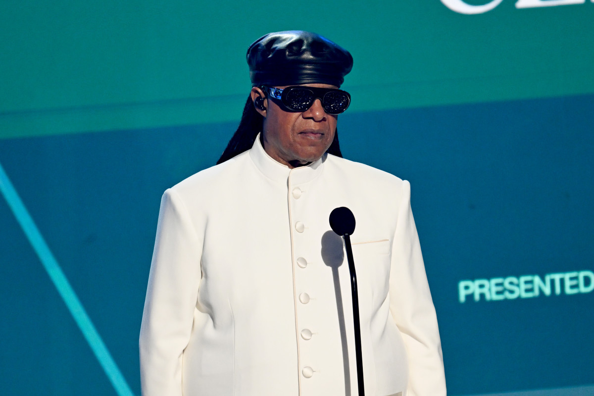 Stevie Wonder, 75, Has Iconic Response to Rumor He Isn't Blind