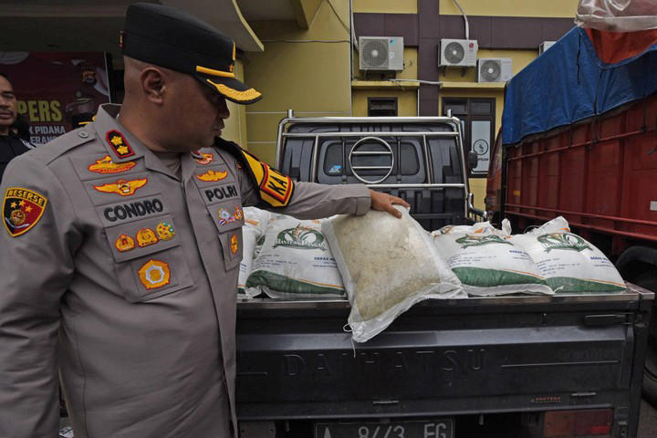 Kapolres Kabuten Serang AKBP Condro Sasongko memperlihatkan barang bukti beras oplosan saat ekspos penangkapan pelaku pengoplos beras Bulog di Serang, Banten, Kamis (7/3/2024). Foto: Asep Fathulrahman/ANTARA FOTO