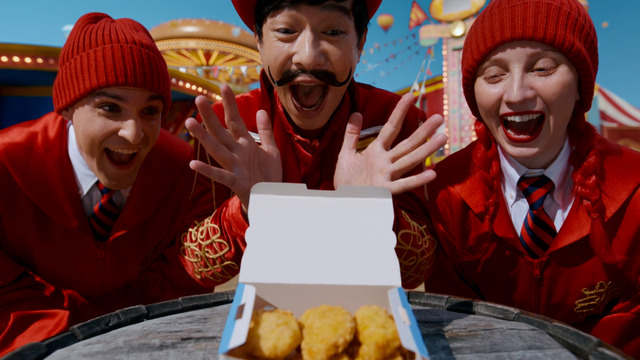 堺雅人が“巨大ナゲット型ハンマー”を振り下ろす！マクドナルド新CMで