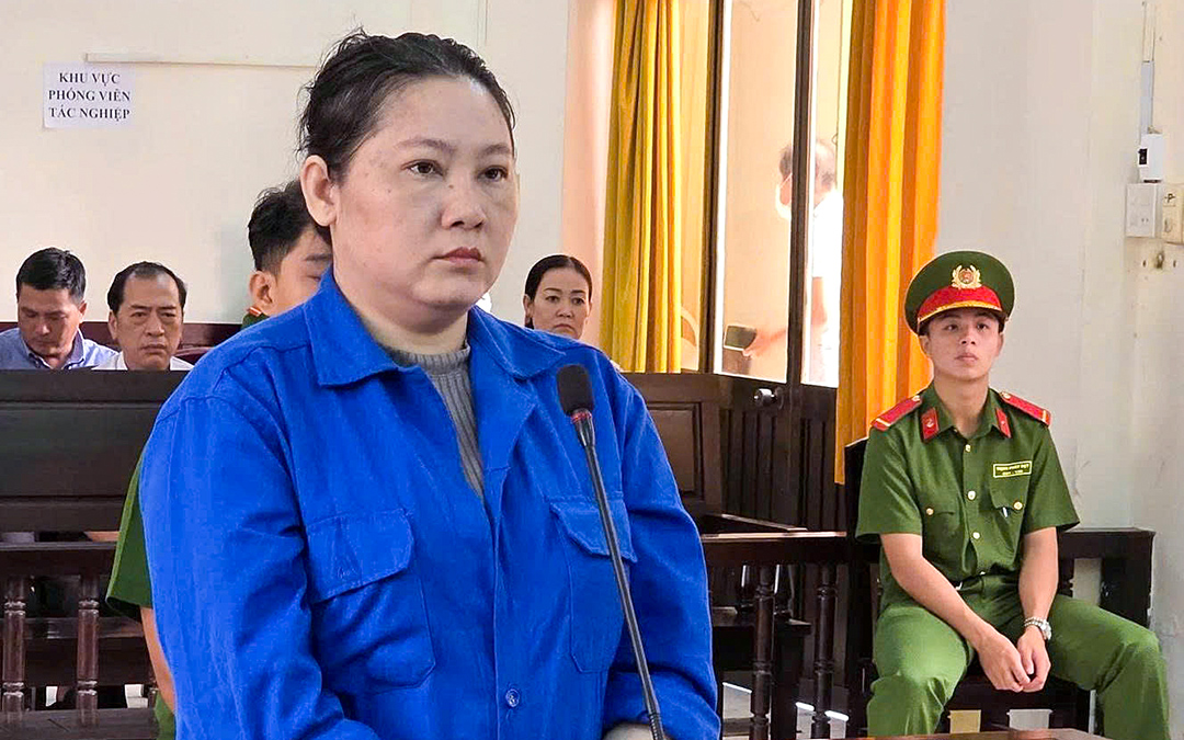 Nhậu về vợ không mở cửa, chồng đập cửa, tung đồ đạc ra sân, vợ phải bỏ chạy